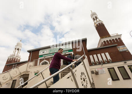 Birmingham, Großbritannien. 22. März, 2019. Eine Woche nach dem Neuseeland Moschee Morde und weniger als 48 Stunden nach mehreren Birmingham Moscheen zerstört, Menschen kommen für das Freitagsgebet am Birmingham Central Mosque. Es ist eine Anwesenheit der Polizei für Sicherheit und Sicherheit. Peter Lopeman/Alamy leben Nachrichten Stockfoto