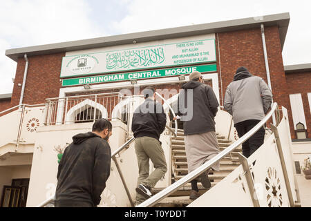 Birmingham, Großbritannien. 22. März, 2019. Eine Woche nach dem Neuseeland Moschee Morde und weniger als 48 Stunden nach mehreren Birmingham Moscheen zerstört, Menschen kommen für das Freitagsgebet am Birmingham Central Mosque. Es ist eine Anwesenheit der Polizei für Sicherheit und Sicherheit. Peter Lopeman/Alamy leben Nachrichten Stockfoto