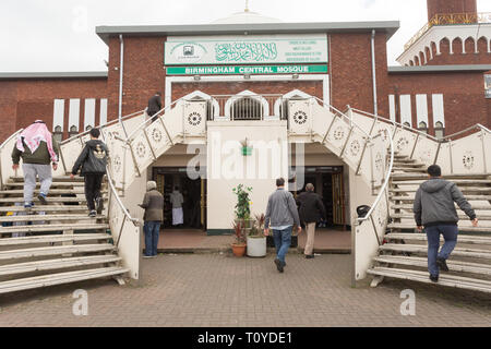 Birmingham, Großbritannien. 22. März, 2019. Eine Woche nach dem Neuseeland Moschee Morde und weniger als 48 Stunden nach mehreren Birmingham Moscheen zerstört, Menschen kommen für das Freitagsgebet am Birmingham Central Mosque. Es ist eine Anwesenheit der Polizei für Sicherheit und Sicherheit. Peter Lopeman/Alamy leben Nachrichten Stockfoto