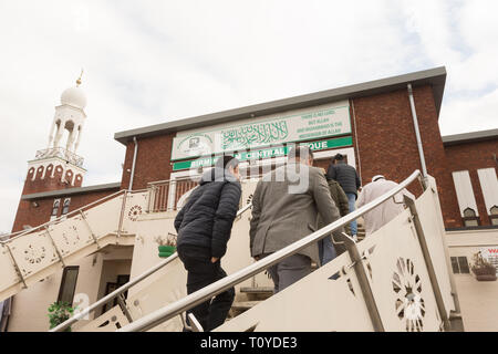 Birmingham, Großbritannien. 22. März, 2019. Eine Woche nach dem Neuseeland Moschee Morde und weniger als 48 Stunden nach mehreren Birmingham Moscheen zerstört, Menschen kommen für das Freitagsgebet am Birmingham Central Mosque. Es ist eine Anwesenheit der Polizei für Sicherheit und Sicherheit. Peter Lopeman/Alamy leben Nachrichten Stockfoto