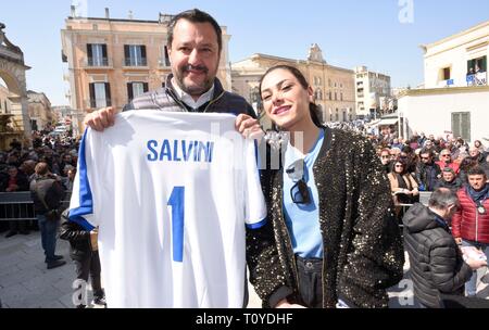 Foto Stefano Cavicchi - LaPressepolitica 22/03/2019 Matera - Italia Elezioni regionali Basilikata 2019, Matteo Salvini ein Matera Nella Foto Ministro Matteo Salvini con maglia Salvini Numero 1. Stockfoto