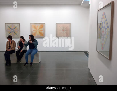 London, Großbritannien. 22. Mär 2019. Mitglieder der Presse und Galerie Mitarbeiter an der Pressevorstellung der Emma Kunz' Visionäre Zeichnungen' Ausstellung in der Serpentine Gallery Hyde Park London UK Credit: Martyn Goddard/Alamy leben Nachrichten Stockfoto