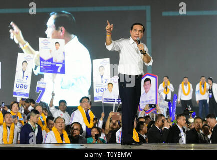 Bangkok, Thailand. 22 Mär, 2019. Thailändische Ministerpräsident Prayut Chan-o-cha gibt eine Rede auf der Bühne im Wahlkampf Rallye in Bangkok, Thailand, 22. März 2019. Thailändischen Wahlkommission kündigte im Januar, dass Thailand allgemeinen Wahlen am 24. März halten würde. Credit: Rachen Sageamsak/Xinhua/Alamy leben Nachrichten Stockfoto