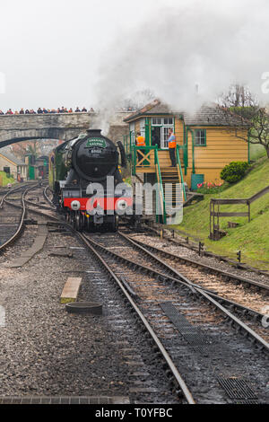 Swanage, Dorset, Großbritannien. 22. Mär 2019. Menschenmassen strömen in Swanage Railway The Flying Scotsman Dank der National Railway Museum, der den historischen Besuch stattfinden aktiviert zu sehen. In den nächsten fünf Tagen wird Sie haul Züge zwischen Swanage, Corfe Castle und Norden. Credit: Carolyn Jenkins/Alamy leben Nachrichten Stockfoto