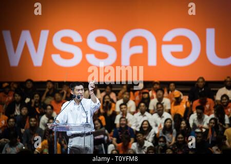 Bangkok, Thailand. 22 Mär, 2019. Zukunft Parteichef Thanathorn Juangroongruangkit spricht während letzte große Kundgebung der Partei in Bangkok. Das Thai allgemeinen Wahlen am 24. März gehostet werden. Credit: Geovien So/SOPA Images/ZUMA Draht/Alamy leben Nachrichten Stockfoto