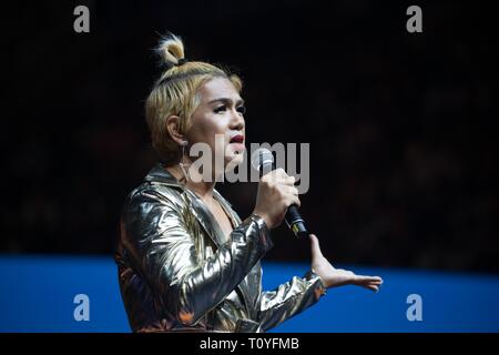 Bangkok, Thailand. 22 Mär, 2019. Die Zukunft des Vorwärts Party transgender Kandidatin Regisseur Thanwarin Sukhaphisit spricht während letzte große Kundgebung der Partei in Bangkok. Das Thai allgemeinen Wahlen am 24. März gehostet werden. Credit: Geovien So/SOPA Images/ZUMA Draht/Alamy leben Nachrichten Stockfoto