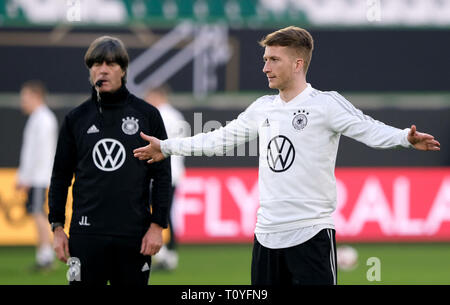 Wolfsburg, Deutschland. 22 Mär, 2019. Fußball: Nationalmannschaft, Training vor dem EM-Qualifikationsspiel gegen die Niederlande in der Volkswagen Arena. Deutschlands Marco Reus (r) trainiert mit der Mannschaft, Bundestrainer Joachim Löw Uhren. Credit: Peter Steffen/dpa/Alamy leben Nachrichten Stockfoto