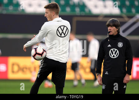 Wolfsburg, Deutschland. 22 Mär, 2019. Fußball: Nationalmannschaft, Training vor dem EM-Qualifikationsspiel gegen die Niederlande in der Volkswagen Arena. Deutschlands Marco Reus (l) Züge mit der Mannschaft, Bundestrainer Joachim Löw Uhren. Credit: Peter Steffen/dpa/Alamy leben Nachrichten Stockfoto