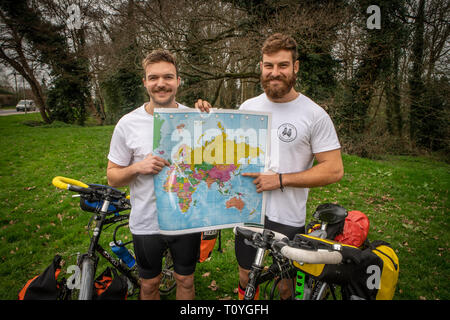 Bishops Stortford, Hertfordshire, Großbritannien. 22. Mär 2019. Beim Rugby Fanatiker BEN COOK (24) und sein Kumpel GEORGE BONSER - CULLEN (25) entschieden, dass sie die England Rugby Team bei den Rugby World Cup in Japan im September zu unterstützen wollten, würden sie entschieden, die Reise ein wenig interessanter, so fühlte, dass wäre am besten durch Einstellung aus frühen erreicht werden, sechs Monate zu früh, um genau zu sein, als der Plan ist Zyklus zu Japan aus ihrer Heimatstadt von Bishops Stortford, Hertfordshire, Großbritannien. 22. Mär 2019. . Credit: Mark Bourdillon/Alamy leben Nachrichten Stockfoto