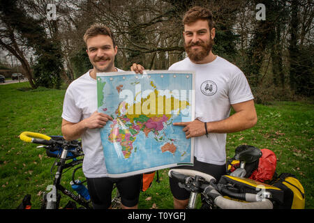 Bishops Stortford, Hertfordshire, Großbritannien. 22. Mär 2019. Beim Rugby Fanatiker BEN COOK (24) und sein Kumpel GEORGE BONSER - CULLEN (25) entschieden, dass sie die England Rugby Team bei den Rugby World Cup in Japan im September zu unterstützen wollten, würden sie entschieden, die Reise ein wenig interessanter, so fühlte, dass wäre am besten durch Einstellung aus frühen erreicht werden, sechs Monate zu früh, um genau zu sein, als der Plan ist Zyklus zu Japan aus ihrer Heimatstadt von Bishops Stortford, Hertfordshire, Großbritannien. 22. Mär 2019. . Credit: Mark Bourdillon/Alamy leben Nachrichten Stockfoto