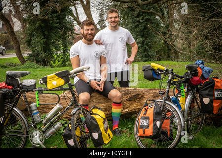 Bishops Stortford, Hertfordshire, Großbritannien. 22. Mär 2019. Beim Rugby Fanatiker BEN COOK (24) und sein Kumpel GEORGE BONSER - CULLEN (25) entschieden, dass sie die England Rugby Team bei den Rugby World Cup in Japan im September zu unterstützen wollten, würden sie entschieden, die Reise ein wenig interessanter, so fühlte, dass wäre am besten durch Einstellung aus frühen erreicht werden, sechs Monate zu früh, um genau zu sein, als der Plan ist Zyklus zu Japan aus ihrer Heimatstadt von Bishops Stortford, Hertfordshire, Großbritannien. 22. Mär 2019. . Credit: Mark Bourdillon/Alamy leben Nachrichten Stockfoto