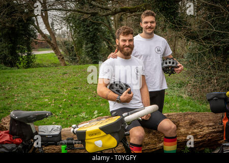 Bishops Stortford, Hertfordshire, Großbritannien. 22. Mär 2019. Beim Rugby Fanatiker BEN COOK (24) und sein Kumpel GEORGE BONSER - CULLEN (25) entschieden, dass sie die England Rugby Team bei den Rugby World Cup in Japan im September zu unterstützen wollten, würden sie entschieden, die Reise ein wenig interessanter, so fühlte, dass wäre am besten durch Einstellung aus frühen erreicht werden, sechs Monate zu früh, um genau zu sein, als der Plan ist Zyklus zu Japan aus ihrer Heimatstadt von Bishops Stortford, Hertfordshire, Großbritannien. 22. Mär 2019. . Credit: Mark Bourdillon/Alamy leben Nachrichten Stockfoto