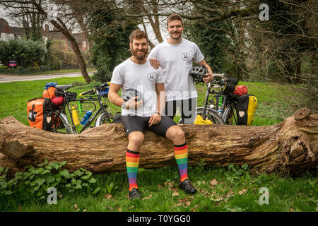 Bishops Stortford, Hertfordshire, Großbritannien. 22. Mär 2019. Beim Rugby Fanatiker BEN COOK (24) und sein Kumpel GEORGE BONSER - CULLEN (25) entschieden, dass sie die England Rugby Team bei den Rugby World Cup in Japan im September zu unterstützen wollten, würden sie entschieden, die Reise ein wenig interessanter, so fühlte, dass wäre am besten durch Einstellung aus frühen erreicht werden, sechs Monate zu früh, um genau zu sein, als der Plan ist Zyklus zu Japan aus ihrer Heimatstadt von Bishops Stortford, Hertfordshire, Großbritannien. 22. Mär 2019. . Credit: Mark Bourdillon/Alamy leben Nachrichten Stockfoto