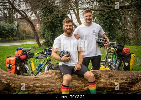 Bishops Stortford, Hertfordshire, Großbritannien. 22. Mär 2019. Beim Rugby Fanatiker BEN COOK (24) und sein Kumpel GEORGE BONSER - CULLEN (25) entschieden, dass sie die England Rugby Team bei den Rugby World Cup in Japan im September zu unterstützen wollten, würden sie entschieden, die Reise ein wenig interessanter, so fühlte, dass wäre am besten durch Einstellung aus frühen erreicht werden, sechs Monate zu früh, um genau zu sein, als der Plan ist Zyklus zu Japan aus ihrer Heimatstadt von Bishops Stortford, Hertfordshire, Großbritannien. 22. Mär 2019. . Credit: Mark Bourdillon/Alamy leben Nachrichten Stockfoto