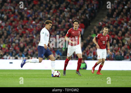 London, Großbritannien. 22 Mär, 2019. Dele Alli von England läuft mit dem Ball während der UEFA EURO 2020 Qualifikation Gruppe ein Match zwischen England und der Tschechischen Republik im März im Wembley Stadion in London, England 22 2019. (Foto von Mick Kearns/phcimages.com) Credit: PHC Images/Alamy leben Nachrichten Stockfoto