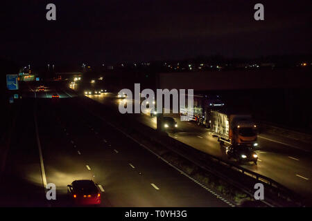 M1, UK. 22. Mär 2019. Nacht der Verkehr auf der Autobahn M1 Stockfoto