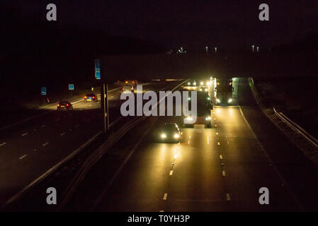 M1, UK. 22. Mär 2019. Nacht der Verkehr auf der Autobahn M1 Stockfoto