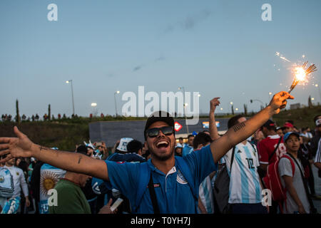 Madrid, Spanien. 22. März, 2019. Argentinische Ventilator vor freundlich Fußballspiel zwischen Argentinien und Venezuela in Wanda Metropolitano Stadion schreien. Credit: Marcos del Mazo/Almany leben Nachrichten Stockfoto