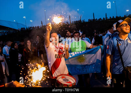 Madrid, Spanien. 22. März, 2019. Argentinischen Fans vor freundlich Fußballspiel zwischen Argentinien und Venezuela in Wanda Metropolitano Stadion schreien. Credit: Marcos del Mazo/Almany leben Nachrichten Stockfoto