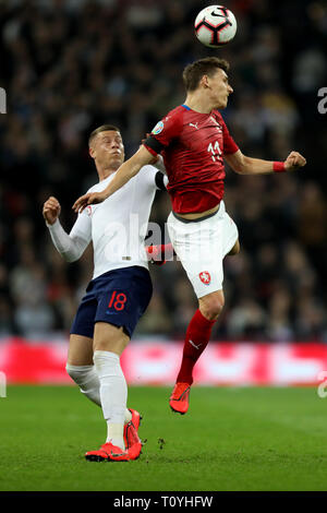 Wembley Stadion, London, UK. 22 Mär, 2019. UEFA Europameisterschaft Qualifikation Fußball, England gegen die Tschechische Republik; David Pavelka der Tschechischen Republik gewinnt eine Überschrift gegen Ross Barkley von England Credit: Aktion plus Sport/Alamy leben Nachrichten Stockfoto