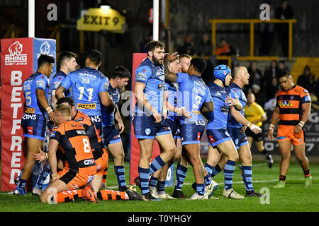 Wheldon Road, Castleford, UK. 22 Mär, 2019. Betfred Super League Rugby, Castleford Tiger gegen St Helens; Lachlan Coote von St Helens feiert seinen Versuchen mit seinen Teamkollegen das Ergebnis 0 - 4 Credit: Aktion plus Sport/Alamy Leben Nachrichten zu machen Stockfoto