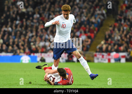 London, Großbritannien. 22 Mär, 2019. Tschechische Republik Mittelfeldspieler Wladimir Darida übernimmt den Ball im Angriff durch England Mittelfeldspieler Dele Alli während der UEFA-Europameisterschaft Gruppe ein qualifikationsspiel zwischen England und der Tschechischen Republik im Wembley Stadion, London am Samstag, 23. März 2019. (Credit: Jon Bromley | MI Nachrichten) Credit: MI Nachrichten & Sport/Alamy leben Nachrichten Stockfoto