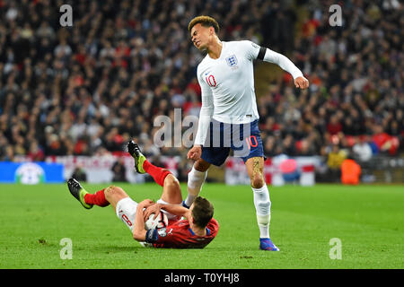 London, Großbritannien. 22 Mär, 2019. England Mittelfeldspieler Dele Alli wird von der Tschechischen Republik Mittelfeldspieler Wladimir Darida während der UEFA-Europameisterschaft Gruppe ein qualifikationsspiel zwischen England und der Tschechischen Republik im Wembley Stadion, London am Samstag, 23. März 2019 in Angriff genommen. (Credit: Jon Bromley | MI Nachrichten) Credit: MI Nachrichten & Sport/Alamy leben Nachrichten Stockfoto