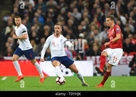 London, Großbritannien. 22 Mär, 2019. Tschechische Republik Mittelfeldspieler David Pavelka spielt weg von England Mittelfeldspieler Jordan Henderson während der UEFA-Europameisterschaft Gruppe ein qualifikationsspiel zwischen England und der Tschechischen Republik im Wembley Stadion, London am Samstag, 23. März 2019. (Credit: Jon Bromley | MI Nachrichten) Credit: MI Nachrichten & Sport/Alamy leben Nachrichten Stockfoto