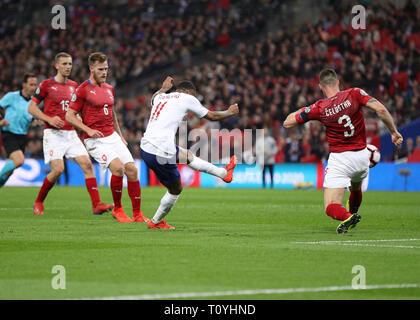 Wembley Stadion, London, UK. 22 Mär, 2019. UEFA Europameisterschaft Qualifikation Fußball, England und der Tschechischen Republik; Raheem Sterling von England schiesst seine Seiten 3 Tor zu erzielen in der 62. Minute zu machen es 3-0 Credit: Aktion plus Sport/Alamy leben Nachrichten Stockfoto