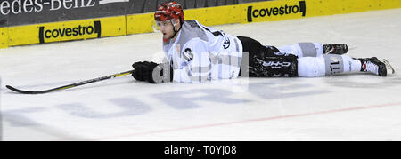 22. März 2019, Bayern, Ingolstadt: Eishockey: DEL, ERC Ingolstadt - Kölner Haie, Meisterschaft, Viertelfinale, 4. Spieltag in der Saturn Arena. Die Kölner Lucas Dumont liegt auf dem Eis. Foto: Stefan Puchner/dpa Stockfoto