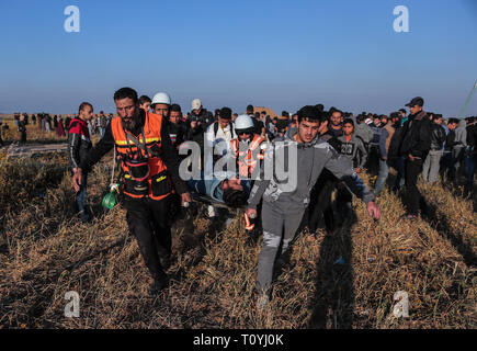 März 22, 2019 - Gaza, Palästina, Palästina - Ärzte gesehen, die eine verletzte Demonstrant während der zusammenstöße.. palästinensische Demonstranten Zusammentreffen mit israelischen Truppen nach dem Zelte protestieren, wo Palästinenser fordern das Recht, in ihre Heimat an der Grenze Israel-Gaza zurückzukehren, in Khan Younis im südlichen Gazastreifen. Zwei Palästinenser durch israelische Feuer während der Auseinandersetzungen getötet wurden, das Gesundheitsministerium in der Hamas-run-Enklave sagte. (Bild: © yousef Masoud/SOPA Bilder über ZUMA Draht) Stockfoto