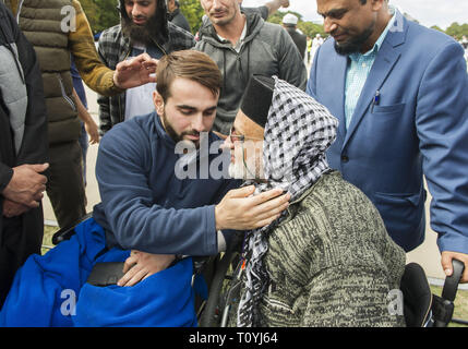 März 22, 2019 - Christchurch, Canterbury, Neuseeland - Mustafa Boztas, 21, und Farid Ahmed (rechts) Umarmung am Aufruf zum Gebet service im Hagley Park, über die Straße vom Al Noor Moschee. Ahmed, Querschnittgelähmt, verlor seine Frau Husna Ahmed im Al Noor schießen. Boztas wurde ins Bein geschossen, als er floh. (Bild: © PJ Heller/ZUMA Draht) Stockfoto