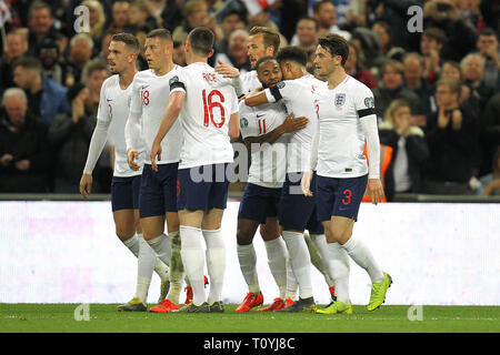 London, Großbritannien. 22 Mär, 2019. England feiern, nachdem Raheem Sterling (3. R) seinen Hut - Trick es 4-0 während der UEFA EURO 2020 Qualifikation Gruppe ein Match zwischen England und der Tschechischen Republik im März im Wembley Stadion in London, England 22 2019 zu machen. (Foto von Matt Bradshaw/phcimages.com) Credit: PHC Images/Alamy leben Nachrichten Stockfoto