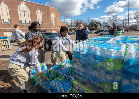 Flint, Michigan, USA. 22 Mär, 2019. Mitglieder der Americoorps geholfen, 12 LKW-Ladungen von Wasser am Weltwassertag verteilen. Flint's Wasserversorgung wurde mit Blei vor fast fünf Jahren verunreinigt. Quelle: Jim West/Alamy leben Nachrichten Stockfoto