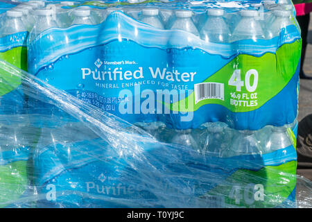 Flint, Michigan, USA. 22 Mär, 2019. Freiwillige verteilt 12 LKW-Ladungen von Wasser am Weltwassertag. Flint's Wasserversorgung wurde mit Blei vor fast fünf Jahren verunreinigt. Quelle: Jim West/Alamy leben Nachrichten Stockfoto