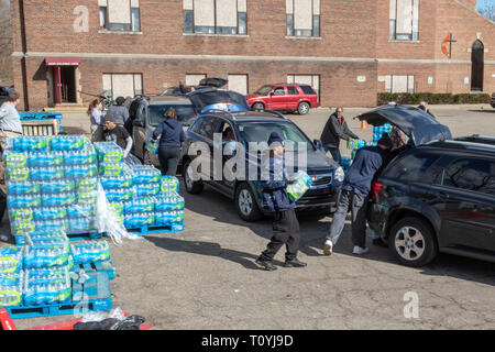 Flint, Michigan, USA. 22 Mär, 2019. Freiwillige verteilt 12 LKW-Ladungen von Wasser am Weltwassertag. Flint's Wasserversorgung wurde mit Blei vor fast fünf Jahren verunreinigt. Quelle: Jim West/Alamy leben Nachrichten Stockfoto