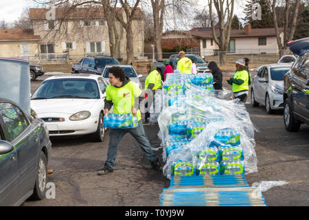 Flint, Michigan, USA. 22 Mär, 2019. Freiwillige verteilt 12 LKW-Ladungen von Wasser am Weltwassertag. Flint's Wasserversorgung wurde mit Blei vor fast fünf Jahren verunreinigt. Quelle: Jim West/Alamy leben Nachrichten Stockfoto