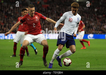 London, Großbritannien. 22 Mär, 2019. Dele Alli von England (R) in Aktion mit Pavel Kaderabek der Tschechischen Republik (L). UEFA Euro 2020 Qualifikation, Gruppe A Match, England v Tschechische Republik im Wembley Stadion in London am Freitag, den 22. März 2019. Bitte beachten Sie die Bilder sind nur für den redaktionellen Gebrauch bestimmt. EDITORIAL NUR VERWENDEN. pic von Steffan Bowen/Andrew Orchard sport Fotografie/Alamy Live news Credit: Andrew Orchard sport Fotografie/Alamy leben Nachrichten Stockfoto