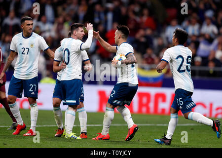Madrid, Spanien. 22 Mär, 2019. Fußball, freundlich, Argentinien, Venezuela, Wanda Metropolitano Stadion: Der Argentinier Lionel Messi (2. von links) und Lautaro Martinez (2. von rechts) zusammen mit dem Team das erste Tor seines Teams. Credit: Gusatavo Ortiz/dpa/Alamy leben Nachrichten Stockfoto