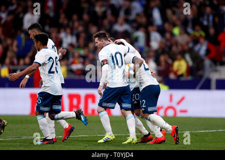 Madrid, Spanien. 22 Mär, 2019. Fußball, freundlich, Argentinien, Venezuela, Wanda Metropolitano Stadion: Der Argentinier Lionel Messi (3. von links) und Lautaro Martinez (r) feiern Sie mit dem Team das erste Tor seines Teams. Credit: Gusatavo Ortiz/dpa/Alamy leben Nachrichten Stockfoto