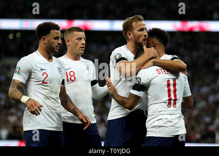 Wembley Stadion, London, UK. 22 Mär, 2019. UEFA Europameisterschaft Qualifikation Fußball, England gegen die Tschechische Republik; Harry Kane von England feiert mit Raheem Sterling als Sterling Kerben seine zweite für 3-0 Credit: Aktion plus Sport/Alamy leben Nachrichten Stockfoto