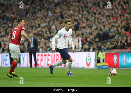London, Großbritannien. 22 Mär, 2019. Dele Alli von England nimmt Wladimir Darida der Tschechischen Republik während der UEFA EURO 2020 Qualifikation Gruppe ein Match zwischen England und der Tschechischen Republik im März im Wembley Stadion in London, England 22 2019. (Foto von Mick Kearns/phcimages.com) Credit: PHC Images/Alamy leben Nachrichten Stockfoto