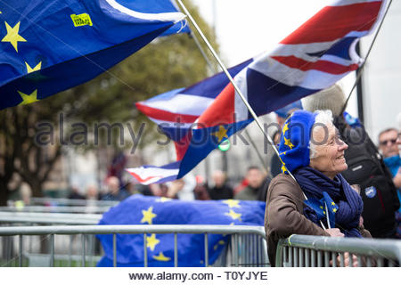 London, Großbritannien. 22 Mär, 2019. Ein anti-Brexit Protest wurde in Westminster heute von einer Gruppe von Menschen Bekanntmachung morgen Abstimmung März statt. Credit: Clearpix/Alamy leben Nachrichten Stockfoto