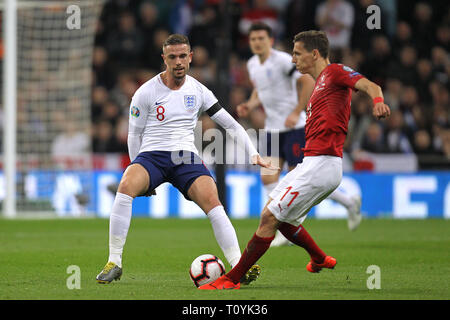 London, Großbritannien. 22 Mär, 2019. Jordan Henderson von England und David Pavelka der Tschechischen Republik während der UEFA EURO 2020 Qualifikation Gruppe ein Match zwischen England und der Tschechischen Republik im März im Wembley Stadion in London, England 22 2019. (Foto von Matt Bradshaw/phcimages.com) Credit: PHC Images/Alamy leben Nachrichten Stockfoto