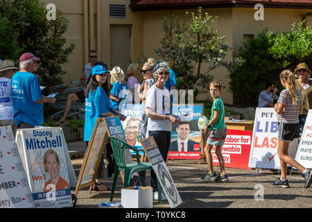 Sydney, Australien. 23. Mär 2019. Samstag, 23 März 2019, Wähler in die Wahllokale ihre Stimme für den Sitz der Pittwater in der New South Wales Landtagswahl werfen. Quelle: Martin Berry/Alamy leben Nachrichten Stockfoto