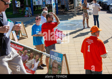 Sydney, Australien. 23. März 2019. Am Samstag, den 23. März 2019, gehen die Wähler zu den Wahlkabinen, um ihre Stimme für den Sitz von Pittwater bei den New South Wales NSW State Election abzugeben. Kredit: martin Berry/Alamy Live News Stockfoto