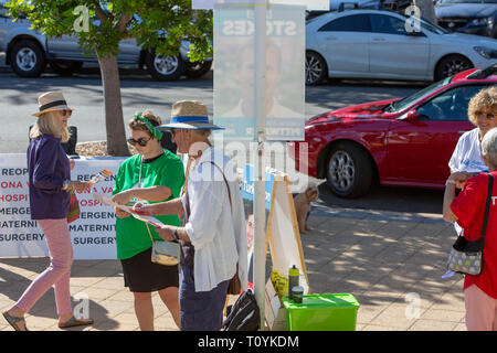 Sydney, Australien. 23. Mär 2019. Samstag, 23 März 2019, Wähler in die Wahllokale ihre Stimme für den Sitz der Pittwater in der New South Wales Landtagswahl werfen. Quelle: Martin Berry/Alamy leben Nachrichten Stockfoto