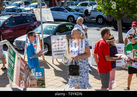 Sydney, Australien. 23. Mär 2019. Samstag, 23 März 2019, Wähler in die Wahllokale ihre Stimme für den Sitz der Pittwater in der New South Wales Landtagswahl werfen. Quelle: Martin Berry/Alamy leben Nachrichten Stockfoto