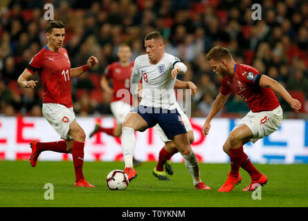 London, Großbritannien. 22 Mär, 2019. England's Ross Barkley (C) konkurriert während der Euro 2020 Qualifikation Gruppe ein Match zwischen England und der Tschechischen Republik im Wembley Stadion in London, Großbritannien am 22. März 2019. England gewann 5-0. Für die redaktionelle Verwendung. Nicht FÜR DEN VERKAUF FÜR MARKETING ODER WERBEKAMPAGNEN. Keine VERWENDUNG MIT NICHT AUTORISIERTEN Audio-, Video-, Daten-, SPIELPLÄNE, Verein/LIGA LOGOS ODER "LIVE" Dienstleistungen. IN-MATCH VERWENDUNG BESCHRÄNKT AUF 45 Bilder, kein Video EMULATION ONLINE. Keine VERWENDUNG IN Wetten, Spiele oder einzelne Verein/Liga/PLAYER PUBLIKATIONEN. Quelle: Matthew Impey/Xinhua/Alamy leben Nachrichten Stockfoto