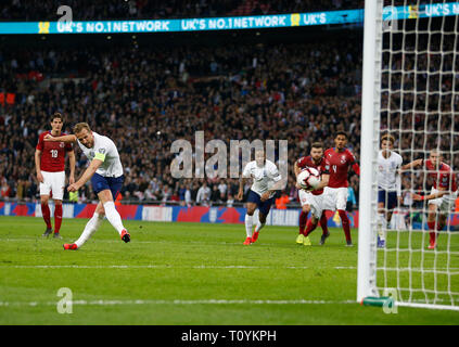 London, Großbritannien. 22 Mär, 2019. England's Harry Kane (2 L) Kerben vom Elfmeterpunkt während der Euro 2020 Qualifikation Gruppe ein Match zwischen England und der Tschechischen Republik im Wembley Stadion in London, Großbritannien am 22. März 2019. England gewann 5-0. Für die redaktionelle Verwendung. Nicht FÜR DEN VERKAUF FÜR MARKETING ODER WERBEKAMPAGNEN. Keine VERWENDUNG MIT NICHT AUTORISIERTEN Audio-, Video-, Daten-, SPIELPLÄNE, Verein/LIGA LOGOS ODER "LIVE" Dienstleistungen. IN-MATCH VERWENDUNG BESCHRÄNKT AUF 45 Bilder, kein Video EMULATION ONLINE. Keine VERWENDUNG IN Wetten, Spiele oder einzelne Verein/Liga/PLAYER PUBLIKATIONEN. Quelle: Matthew Impey/Xinhua/Alamy leben Nachrichten Stockfoto